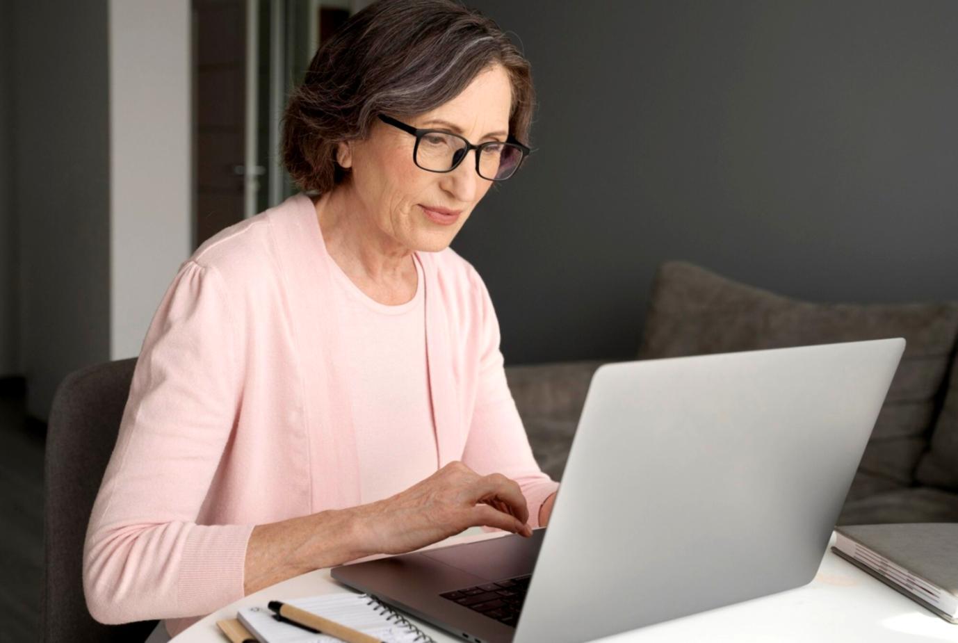 Osoba analizująca etykiety produktów spożywczych podczas zakupów w sklepie z widocznymi składnikami i certyfikatami jakości