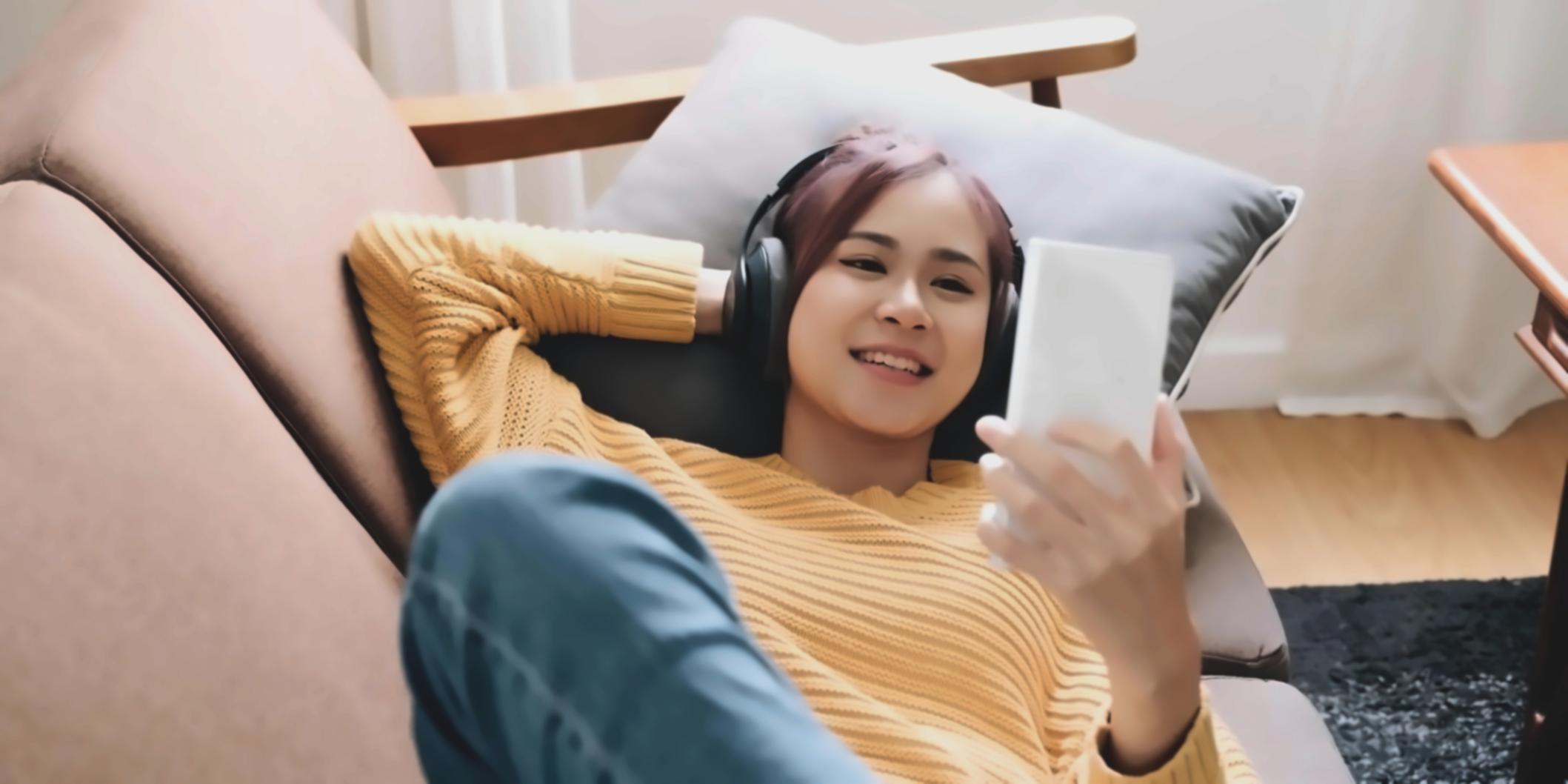 Świeże produkty spożywcze ułożone na stole z naturalnym światłem podkreślającym ich jakość i świeżość